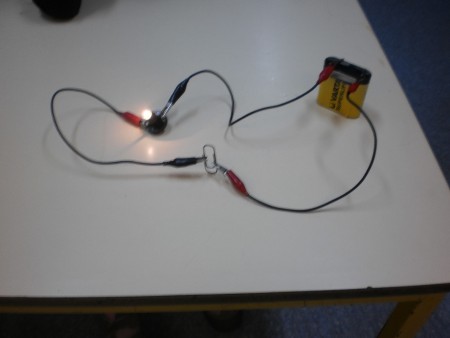 Bons condutores de corrente elétrica.