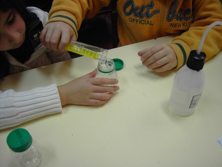 Medição do volume da água no estado líquido.