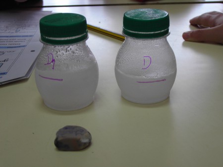 Alteração do volume da água em diferentes estados físicos.